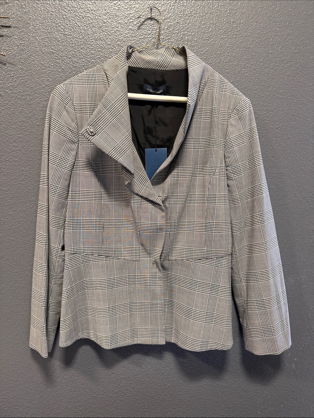 Piazza Sempione Blazer made in Italy
NEW with Tags
Size large (46 Italian )